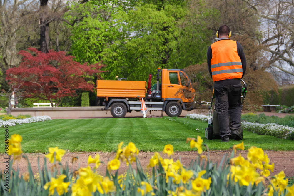 Landschaftsgärtner im Park bei der Arbeit StockFoto Adobe Stock