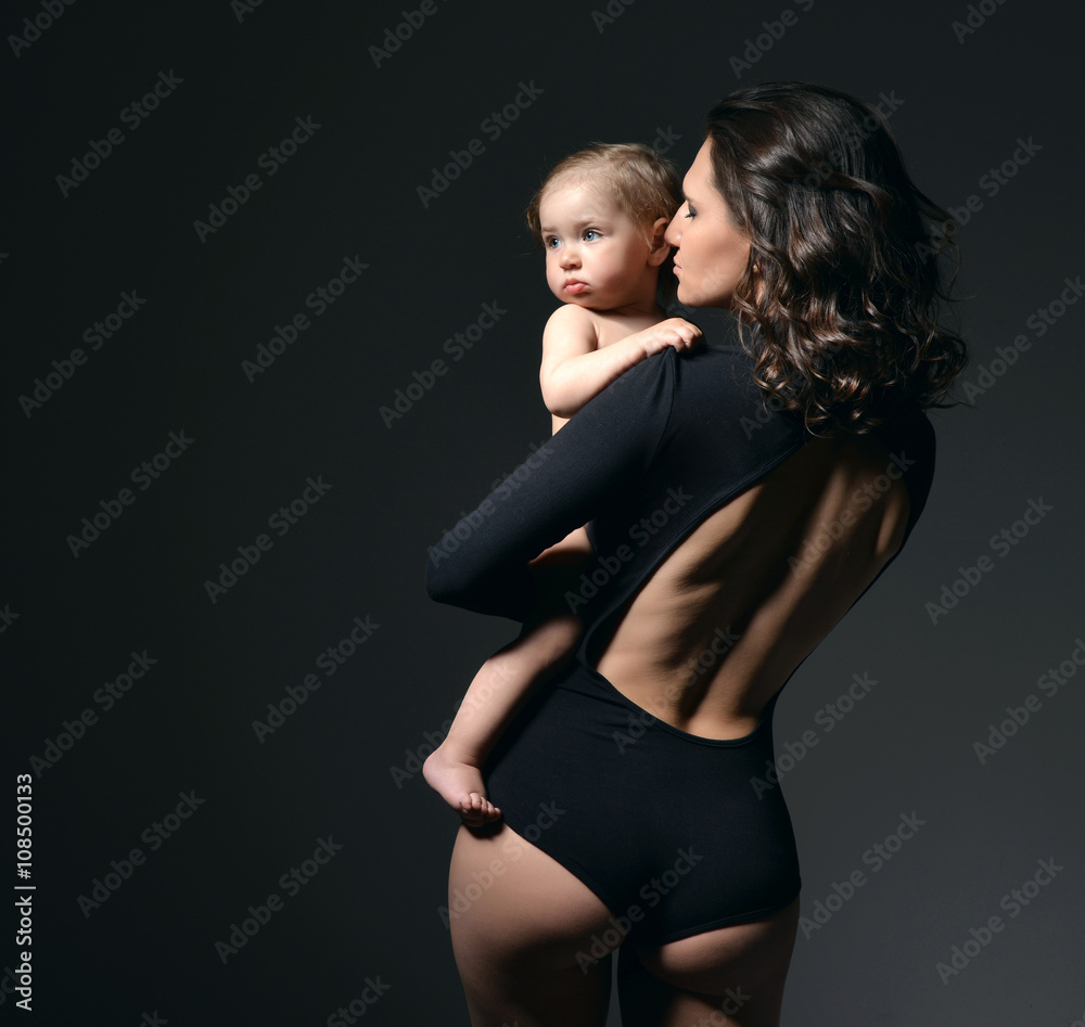 Φωτογραφία Young mother woman holding her lovely infant child baby girl