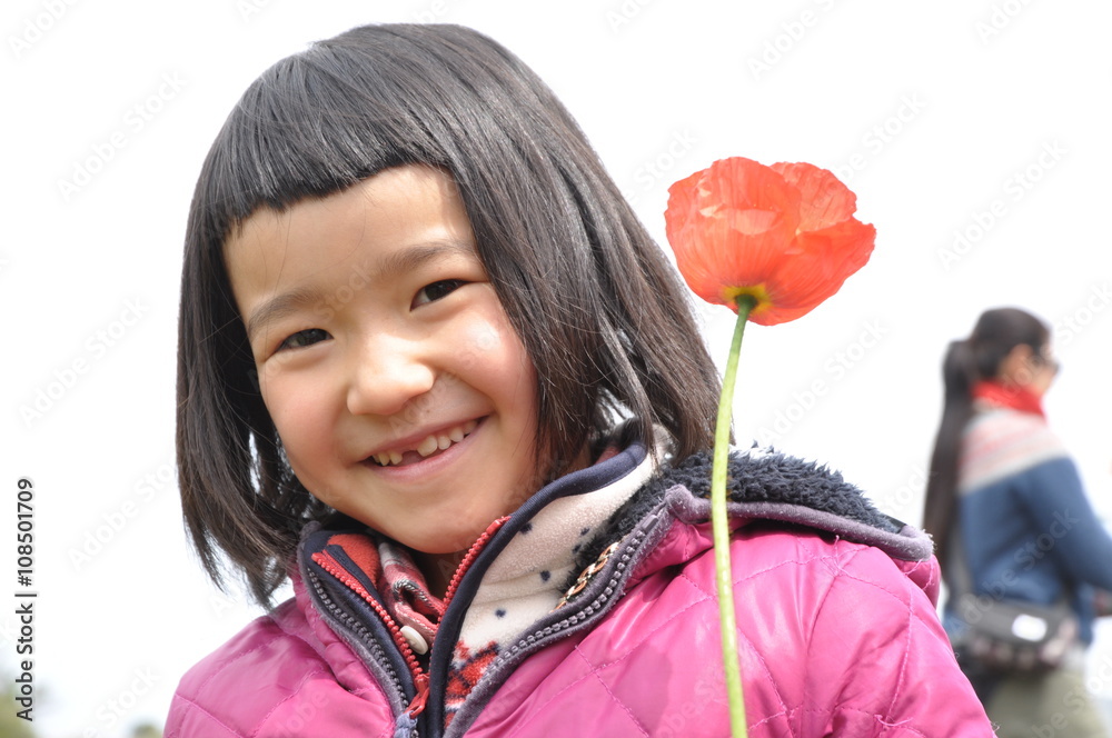 少女とポピー　赤いポピー　花摘み　おかっぱ