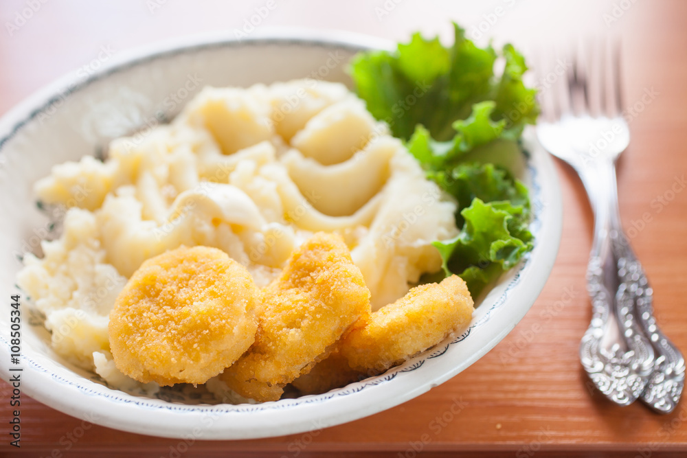 mashed potatoes in a plate on a table, selective focus mashed potatoes in a plate on a table, selective focus