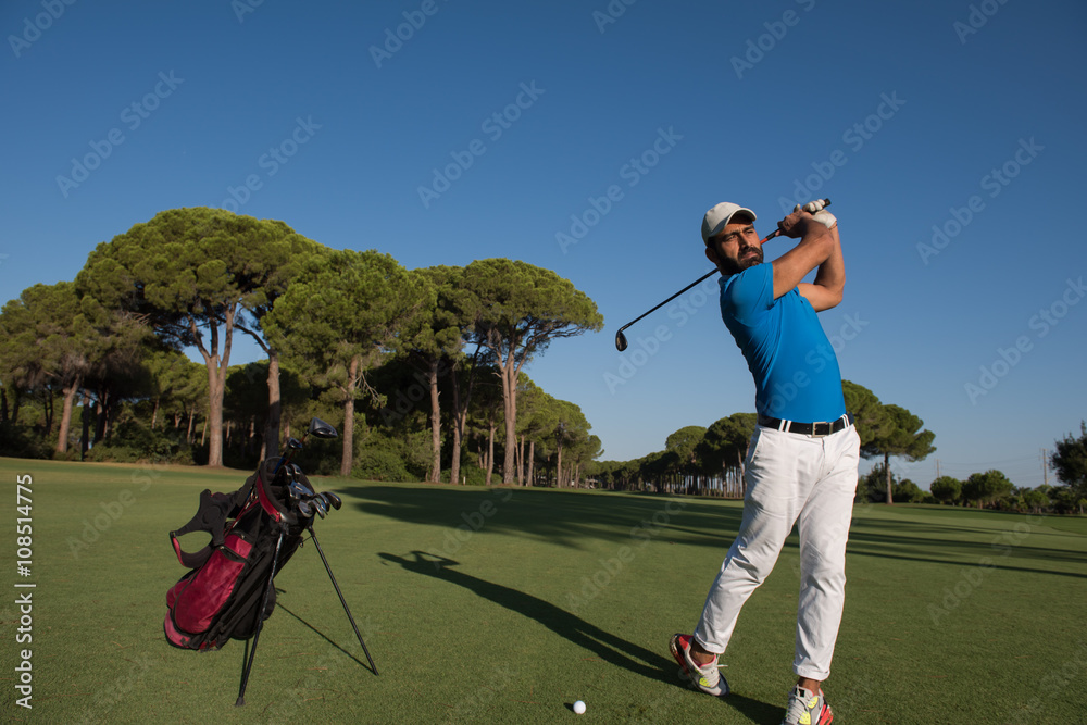 Obraz premium golf player hitting shot