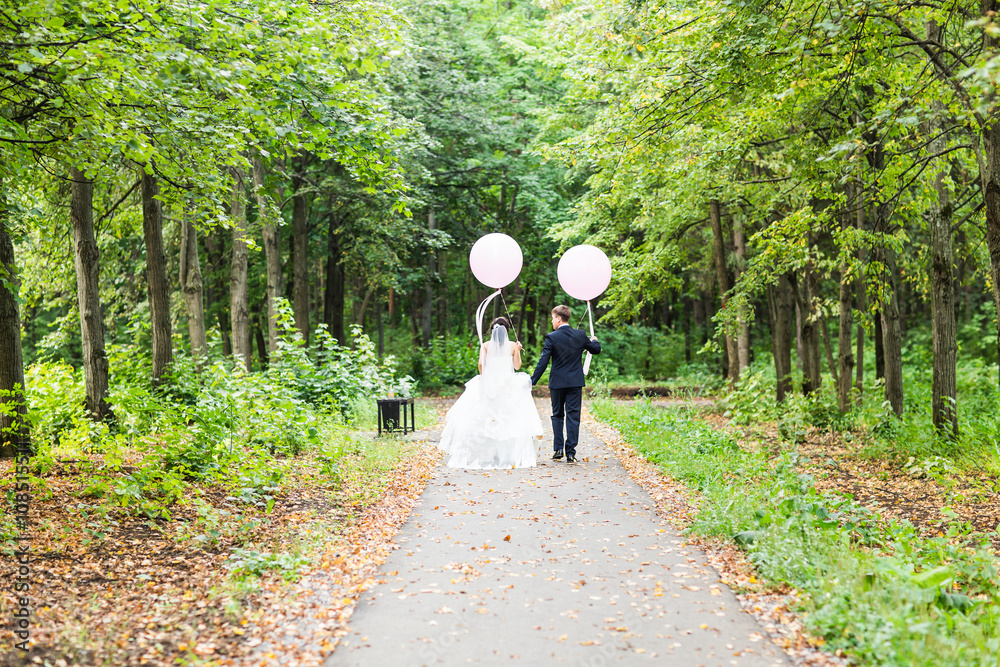 Fototapeta premium Nice young wedding couple outdoors