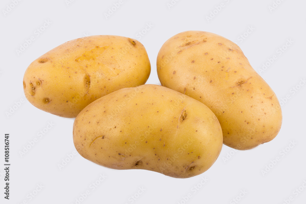 Kartoffeln isoliert vor weißem Hintergrund Kartoffeln isoliert vor weißem Hintergrund