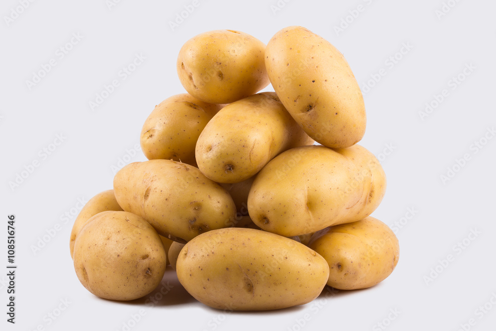 Kartoffeln isoliert vor weißem Hintergrund Kartoffeln isoliert vor weißem Hintergrund