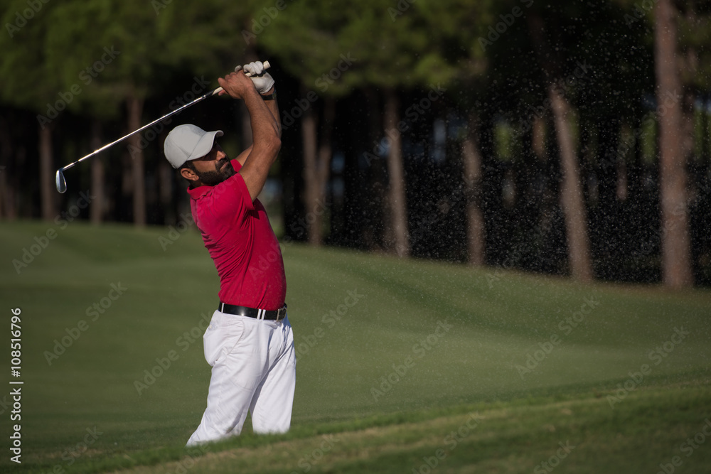 Obraz premium golfer hitting a sand bunker shot