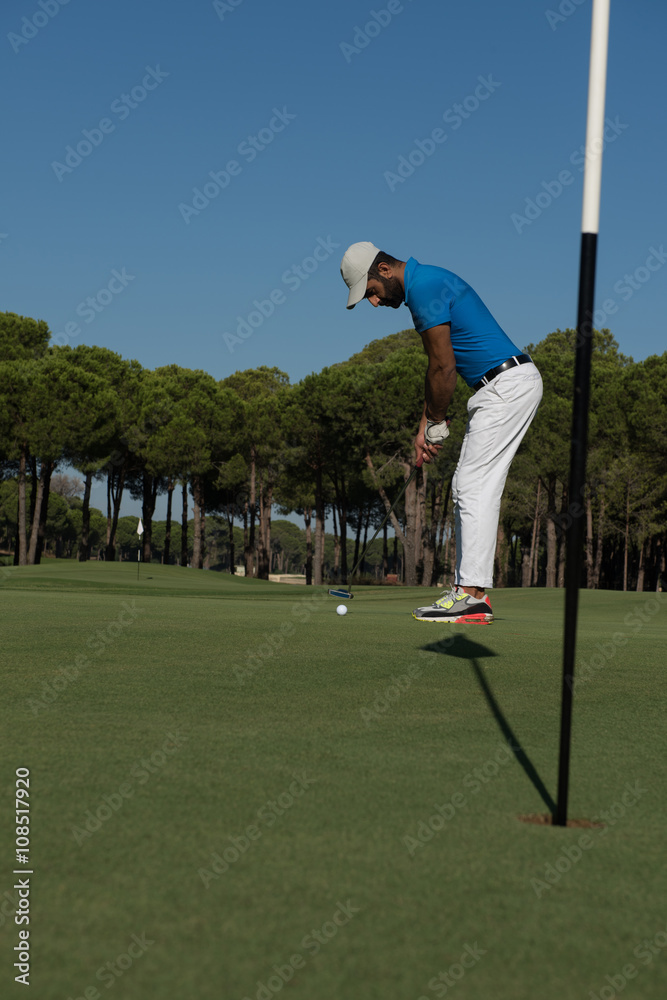 Obraz premium golf player hitting shot at sunny day