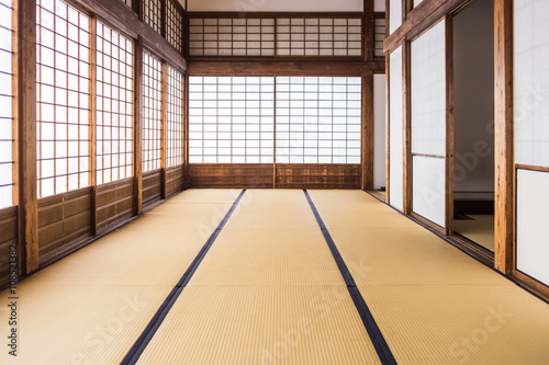 Konstfotografi 障子に囲まれた畳敷きの廊下