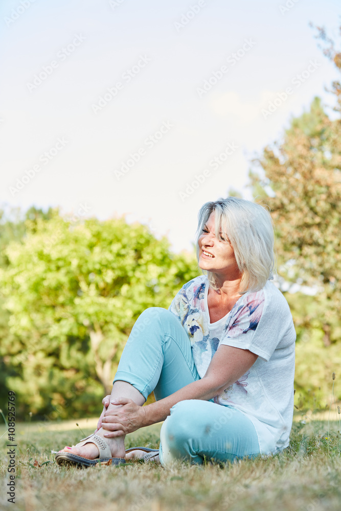 Alte Frau sitzt im Park und hat Schmerzen Alte Frau sitzt im Park und hat Schmerzen