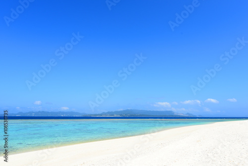 Fototapeta Naklejka Na Ścianę i Meble -  沖縄の青い海とさわやかな空