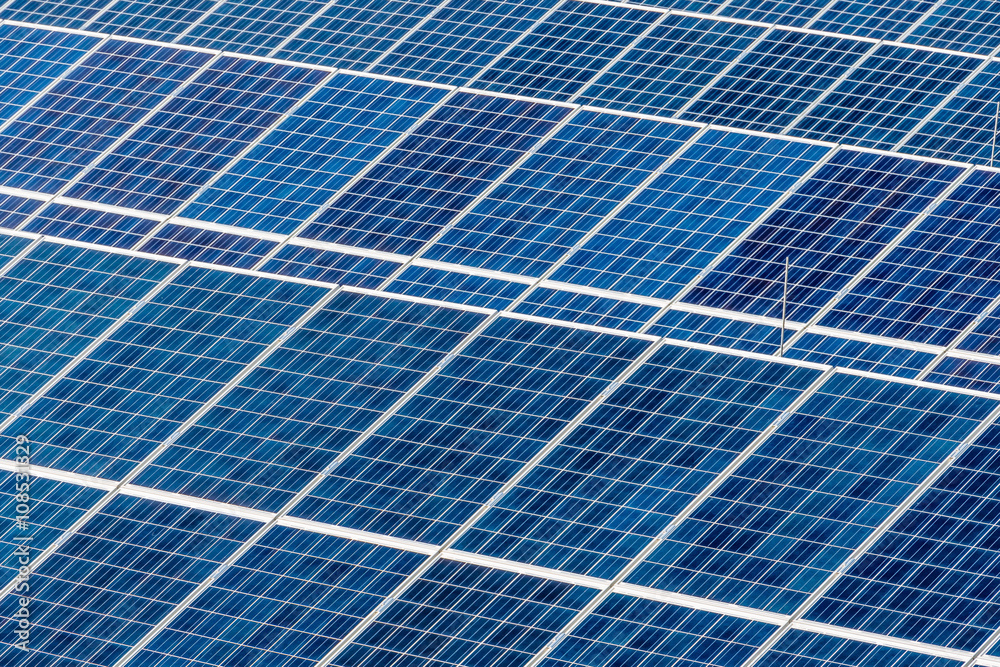 Solarzellen in Solarkraftwerk speichern alternative Energie der Sonne. Sonnenenergie erzeugt nachhaltigen Ökostrom Solarzellen in Solarkraftwerk speichern alternative Energie der Sonne. Sonnenenergie erzeugt nachhaltigen Ökostrom
