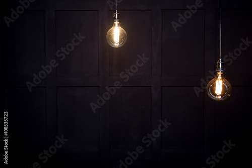 Bild auf Leinwand antique edison style light bulbs against wall