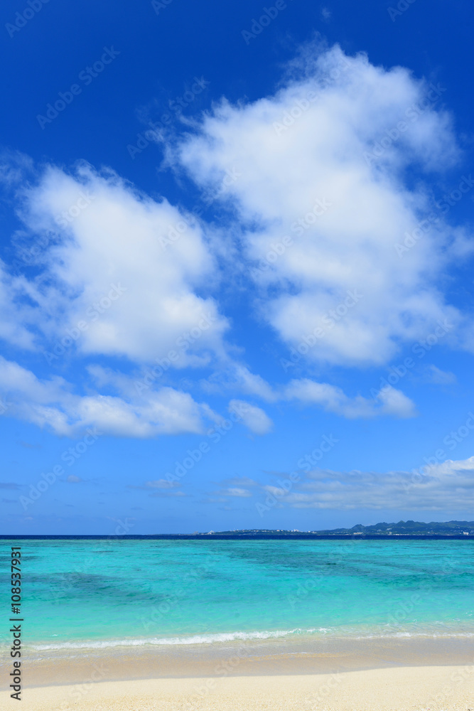 沖縄の美しい海とさわやかな空