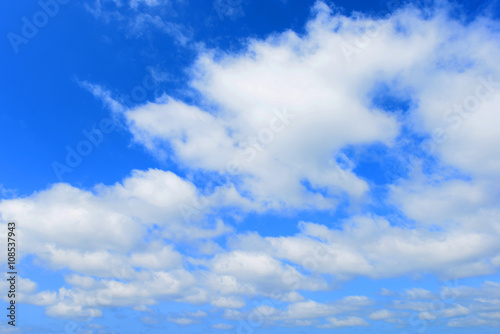 沖縄上空の青い空と雲