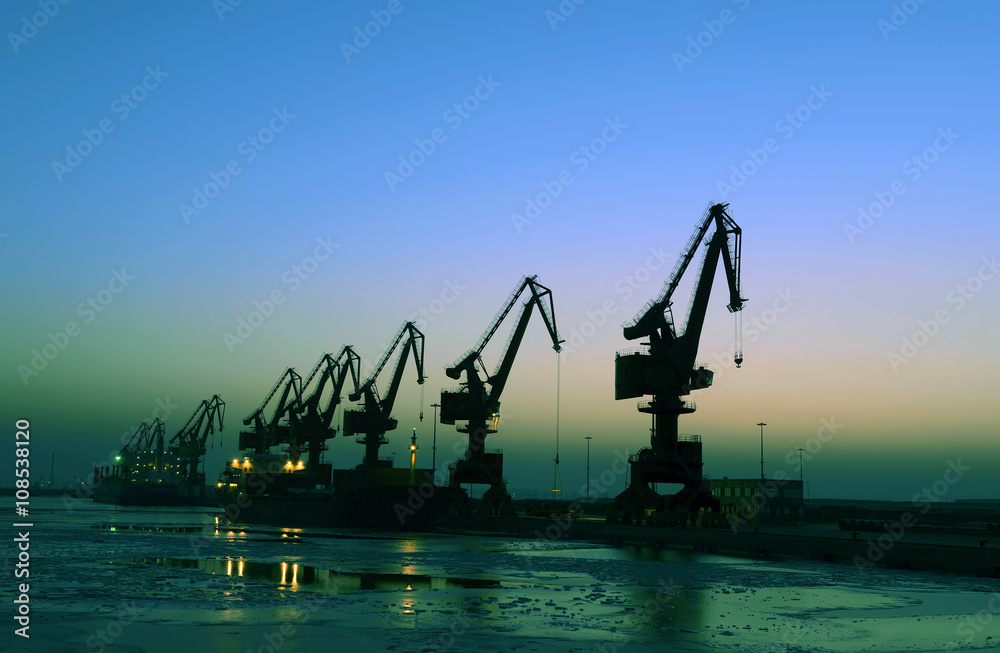 Obraz premium Port gantry crane is working