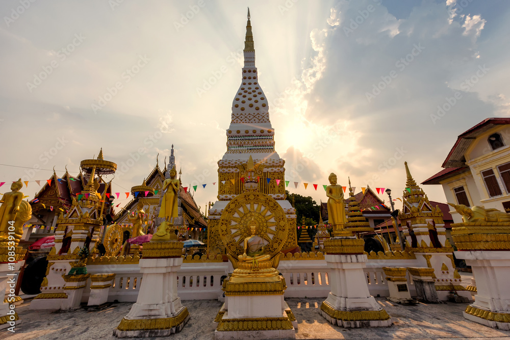 Fototapeta premium Wat Mahathat Temple during sunset at Nakhon Phanom Province, Th
