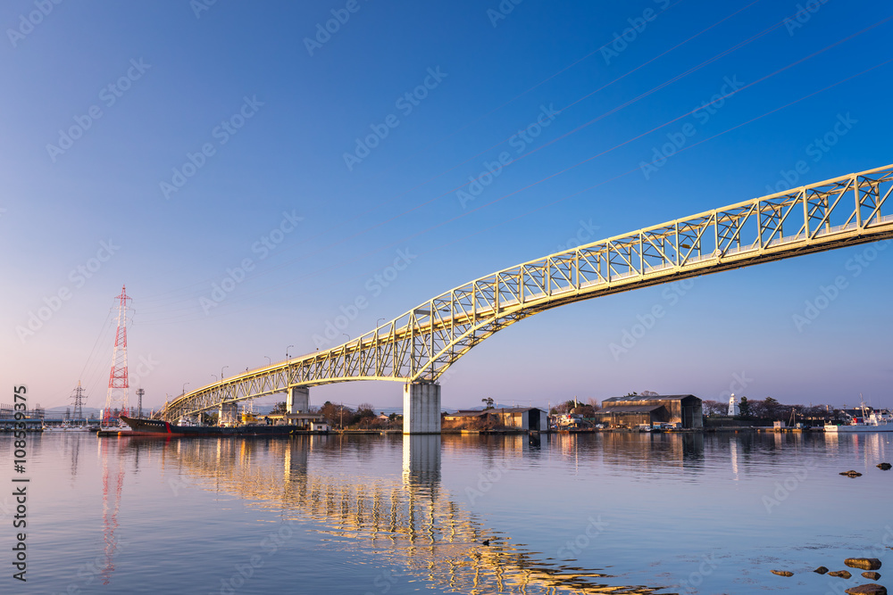 朝日を浴びる境水道大橋