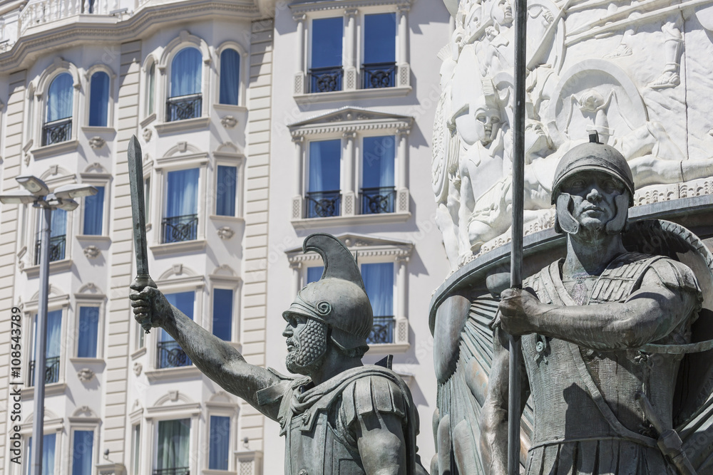 Obraz premium Statue of Alexander the Great on main square in downtown of Skopje, fountain detail.