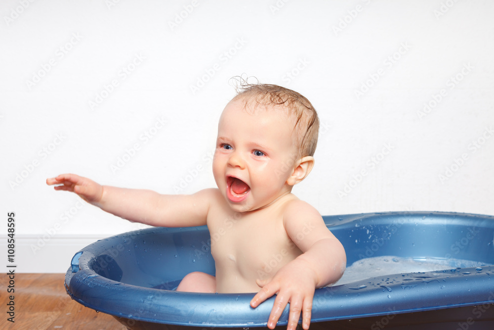 baby take a bath StockFoto Adobe Stock