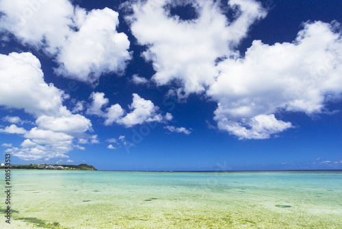 グアム・タモンビーチの海と雲