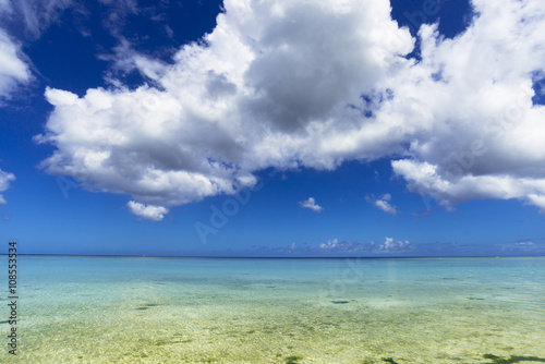 グアム・タモンビーチの海と雲