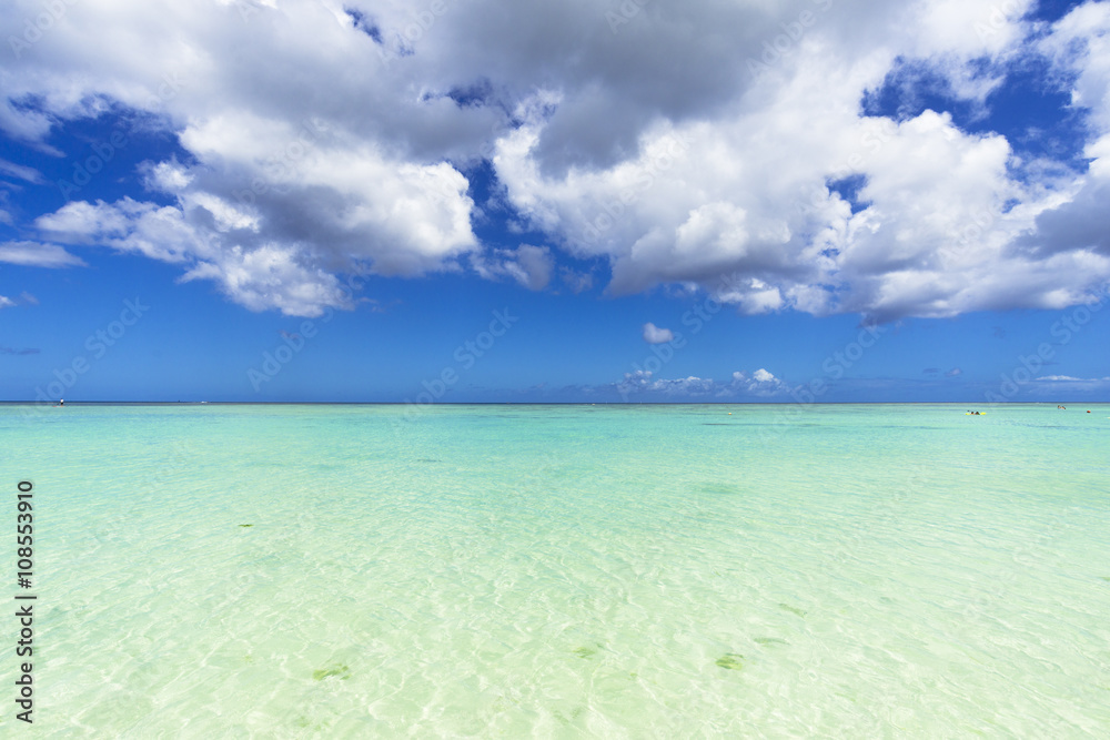 グアム・タモンビーチの海と雲