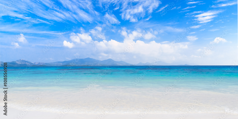 Fototapeta premium Crystal clear sea of tropical island
