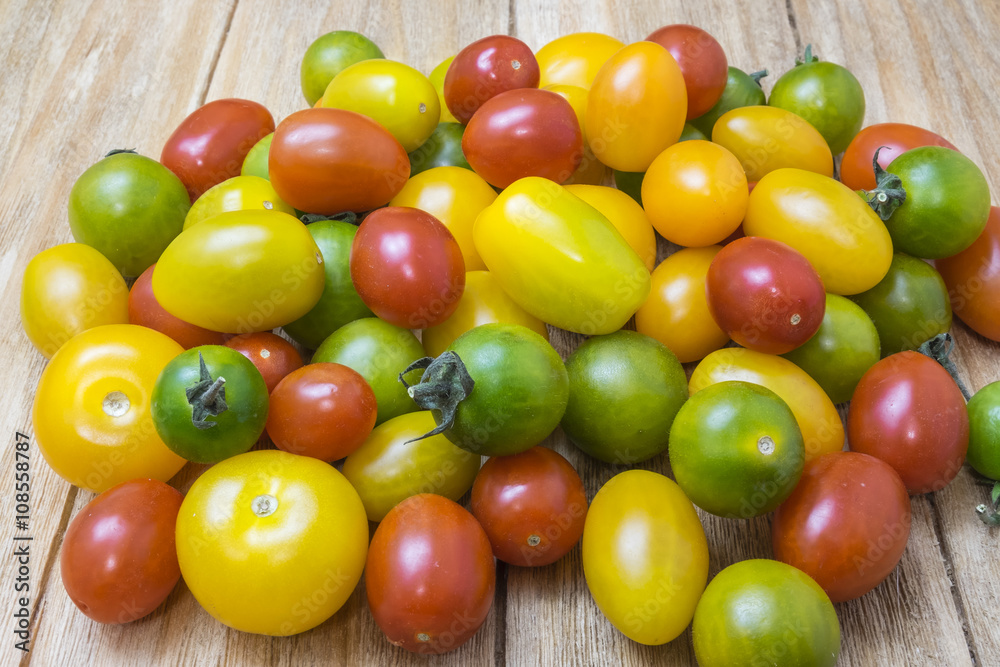 red, yellow and green tomatoes on a wooden table
red, yellow and green tomatoes on a wooden table