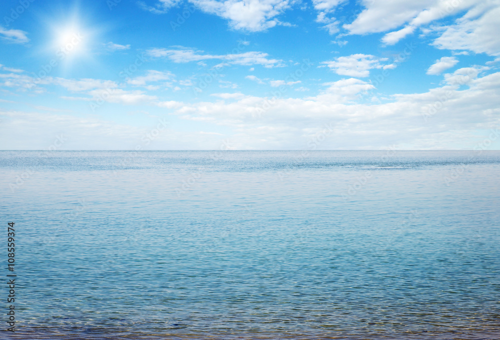 Obraz premium Beautiful sky and blue sea