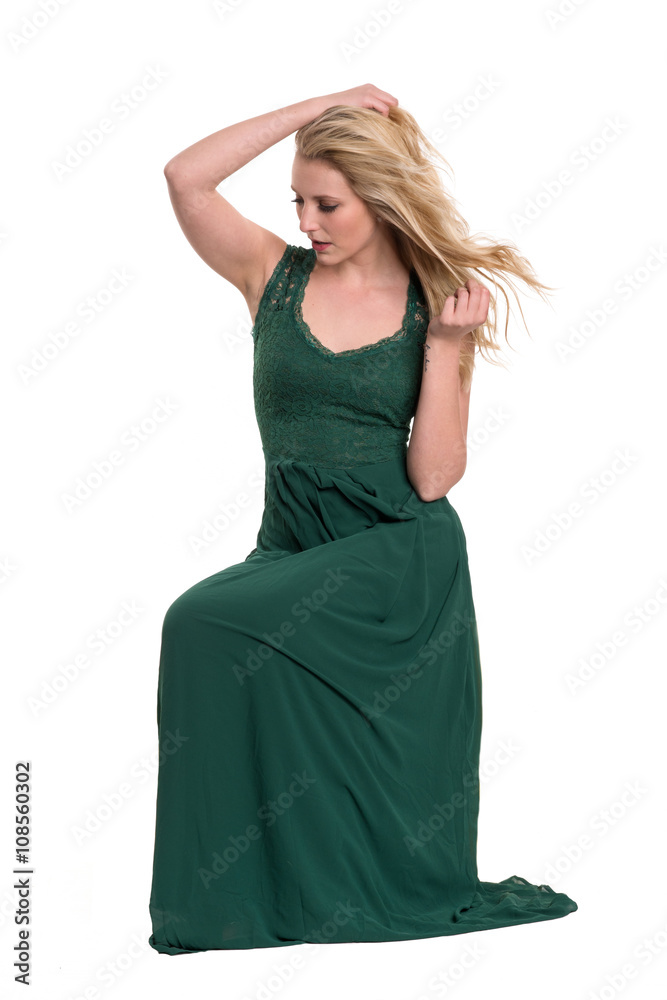 Naklejka premium Sitzende blonde Frau im langen Abendkleid mit wehenden Haaren- freigestellt