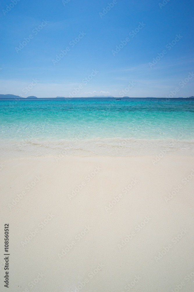 Obraz premium blue sea and white sand beach