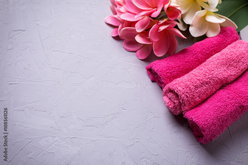 Bath towels and tropical flowers Bath towels and tropical flowers