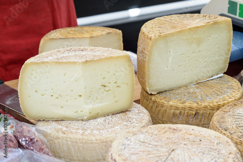 Photo Pecorino cheese of Sardinia / Pecorino cheese typical processing of Sardinia exposed for sale