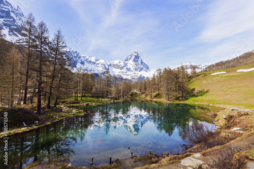 Fototapeta Naklejka Na Ścianę i Meble -  Matterhorn reflected in Blue Lake