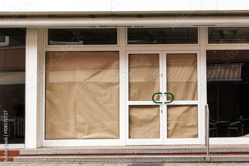 Foto closed retail store after insolvency in the downtown area, economy concept