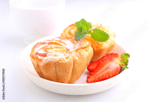 Biscuit cakes with curd filling decorated with strawberries and mint