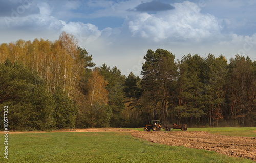 Traktor na polu. Wieś. © zibin