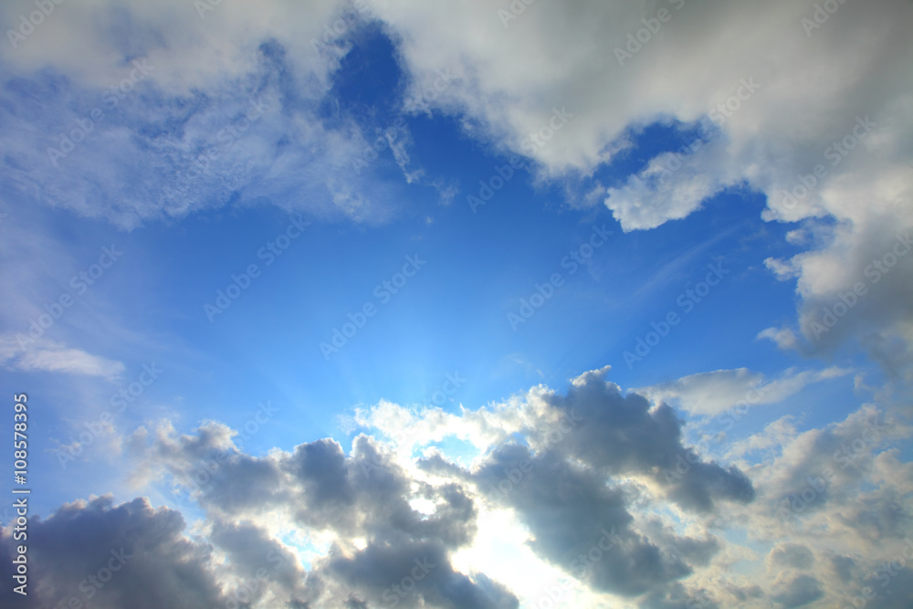 Obraz premium Blue sky with clouds and sun rays
