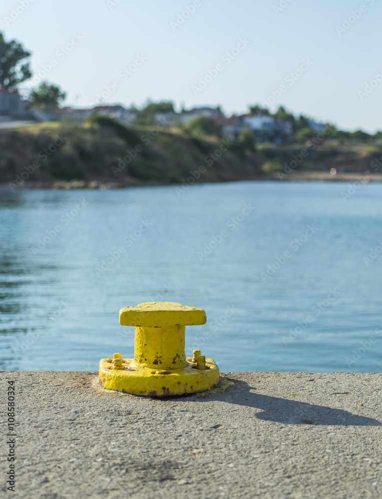 Naklejka premium Cleat for mooring boats. Space for text insertion on the right