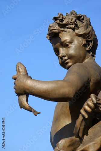 Paris, statue de l'enfant à la truite du pont Alexandre III