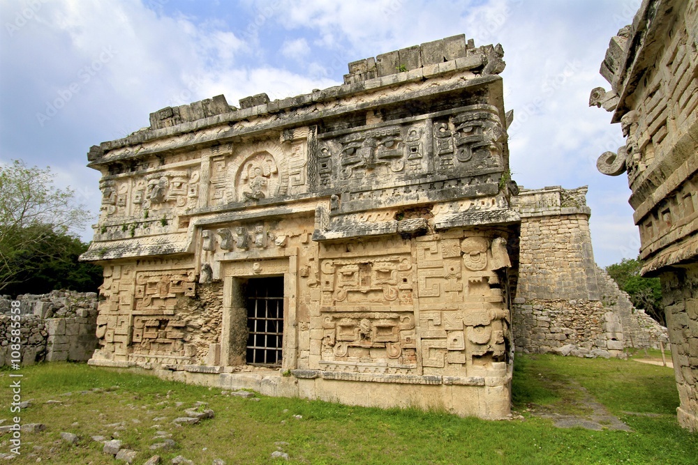 Naklejka premium Chichen -itza pmayan yramids in Yucatan Mexico, temple
