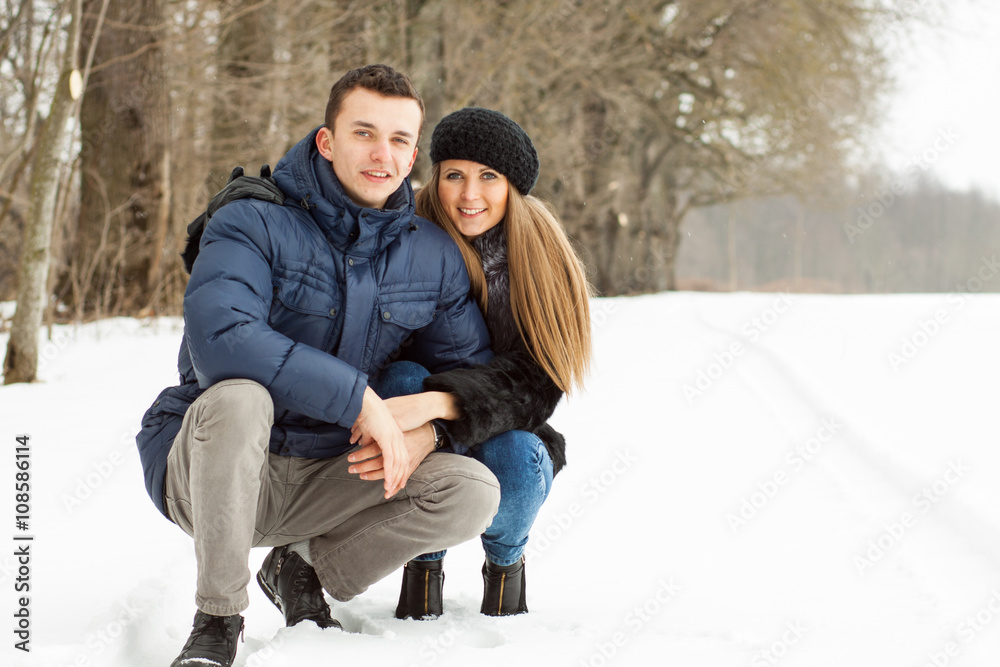 Obraz premium Happy Young Couple in Winter Park having fun