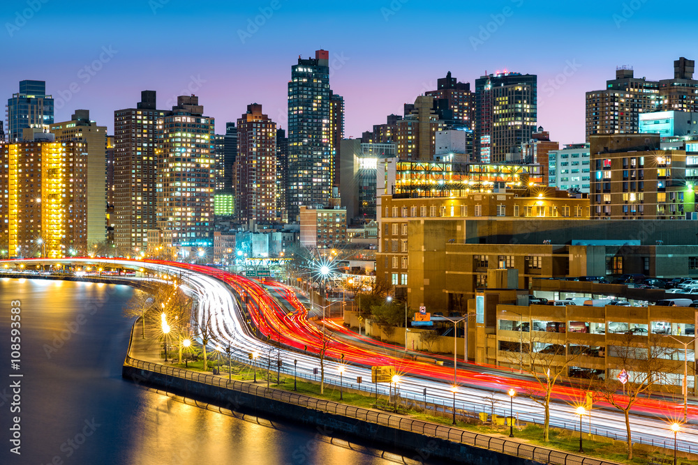 Naklejka premium Panoramę dzielnicy East Harlem z ruchem w godzinach szczytu na dysku FDR, o zmierzchu, na Manhattanie w Nowym Jorku