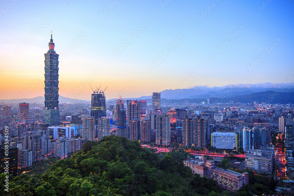 Fototapeta premium noc z Tajpej, Tajwan panoramę miasta o zmierzchu