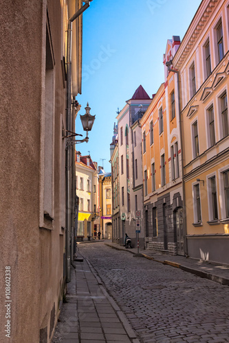 Fototapeta Naklejka Na Ścianę i Meble -  Narrow Street In Tallinn
