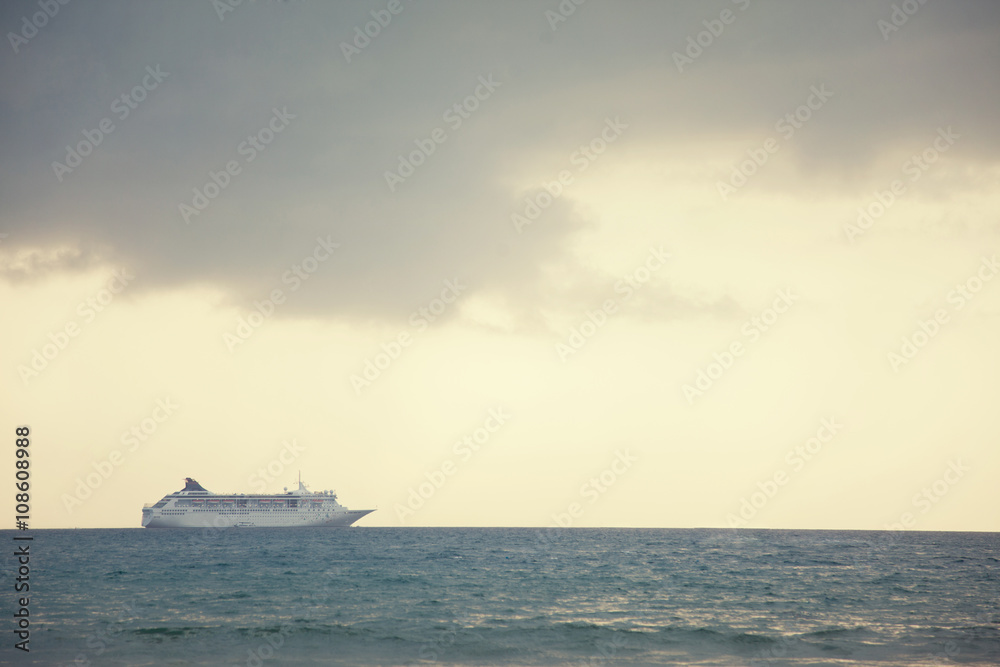 Obraz premium Cruise ship on the horizon Phuket in Thailand