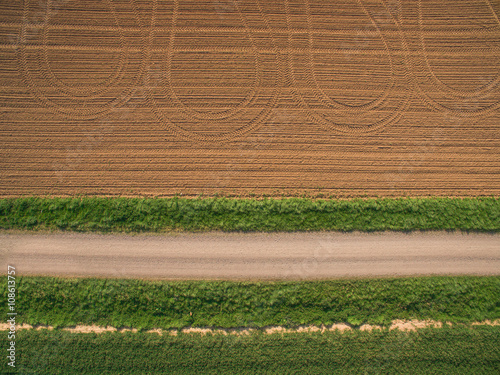 Acker und Feldweg aus der Luft