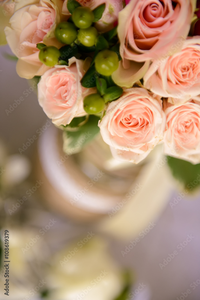 Obraz premium Bouquet of roses arranged in a vase