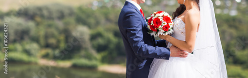Billede på lærred Bride and groom on their wedding day outdoors