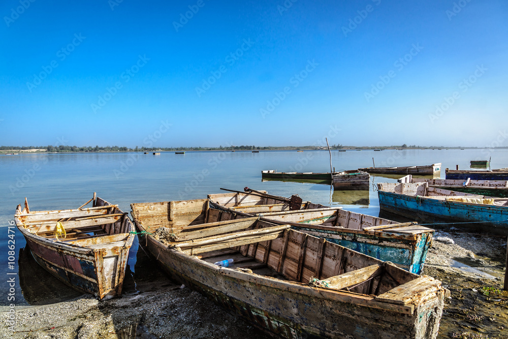 Старые лодки на берегу соленого озера Retba в Сенегале