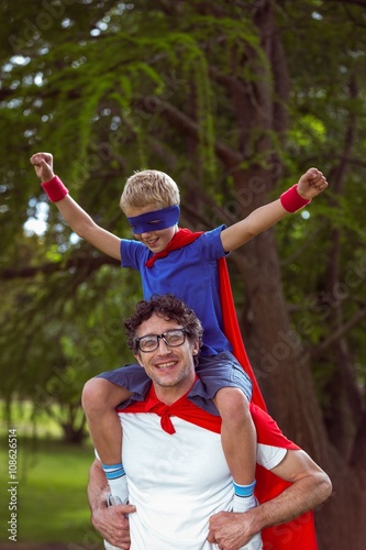Father and son pretending to be superhero © WavebreakmediaMicro